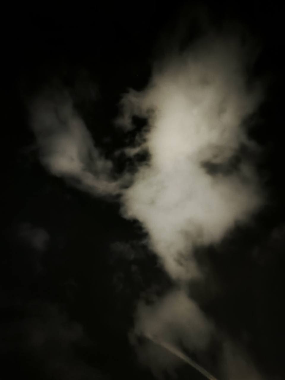 八月夜色中被黑暗包围的云