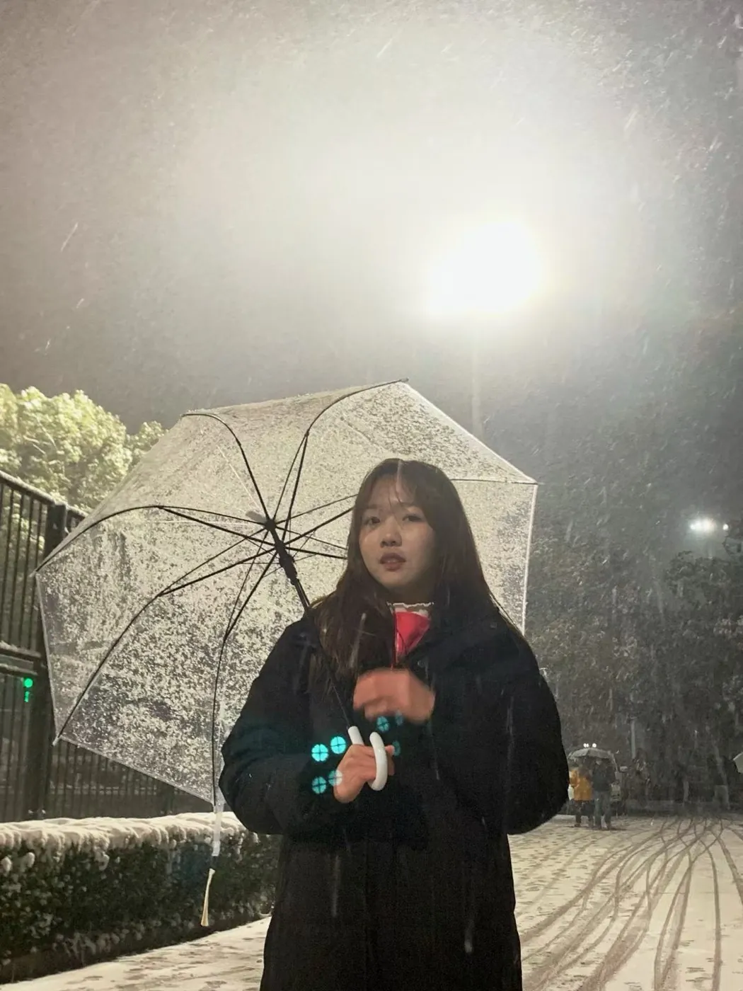 南京雪夜里撑伞的自己